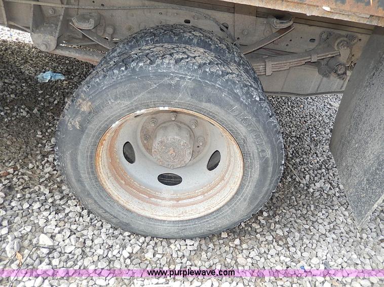 image for item I9293 2000 Ford F450 Super Duty XL flatbed truck