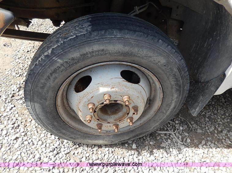 image for item I9294 2000 Ford F450 Super Duty XL flatbed truck