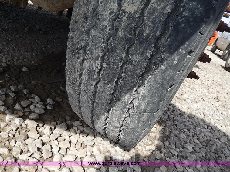 image for item I9294 2000 Ford F450 Super Duty XL flatbed truck