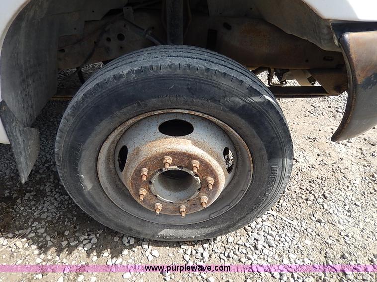 image for item I9294 2000 Ford F450 Super Duty XL flatbed truck