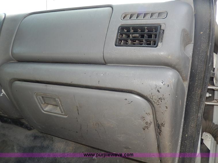 image for item I9294 2000 Ford F450 Super Duty XL flatbed truck