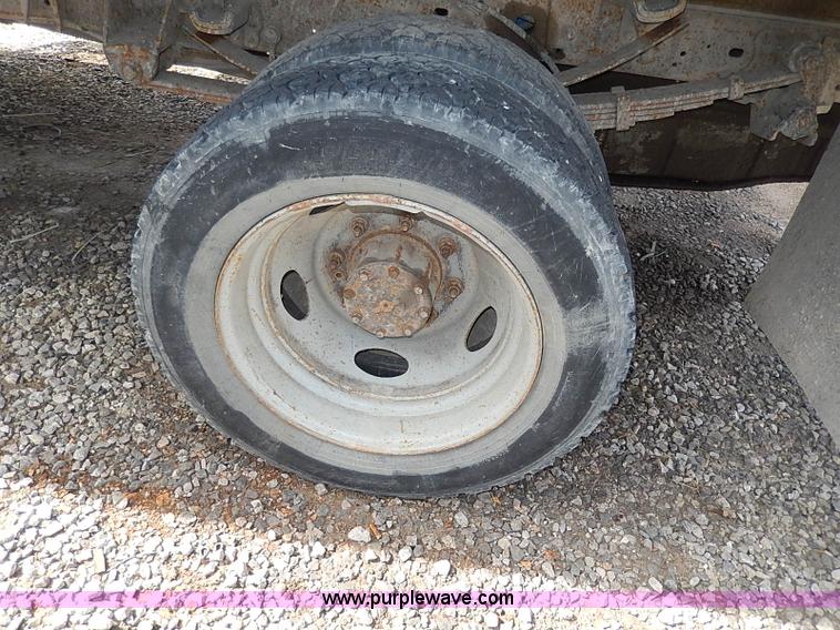 image for item I9294 2000 Ford F450 Super Duty XL flatbed truck