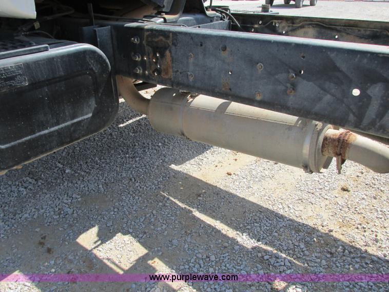 image for item D3953 1998 Chevrolet C6500 truck cab and chassis