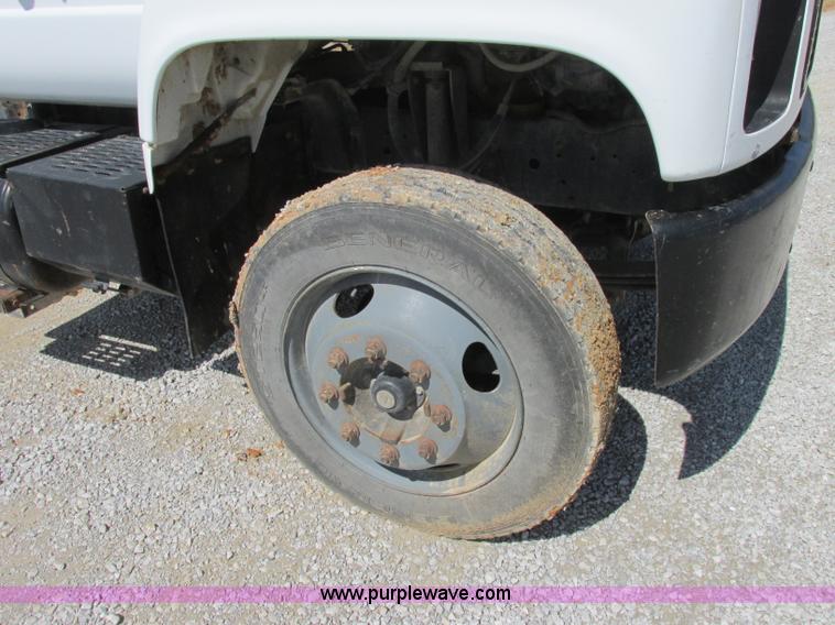 image for item D3953 1998 Chevrolet C6500 truck cab and chassis