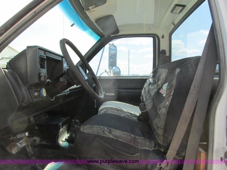 image for item D3953 1998 Chevrolet C6500 truck cab and chassis