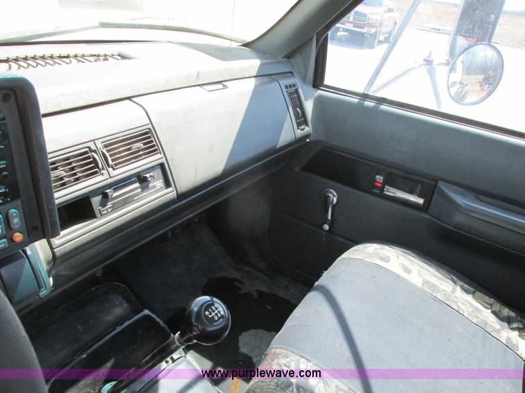 image for item D3953 1998 Chevrolet C6500 truck cab and chassis