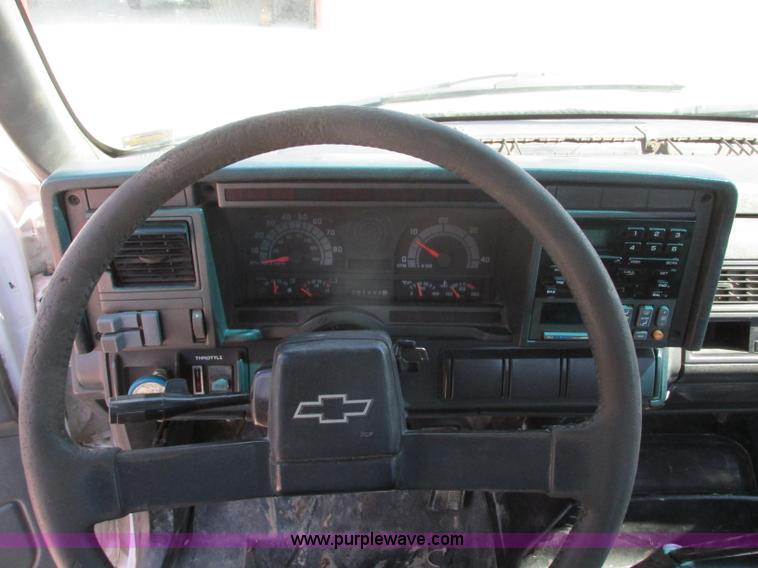 image for item D3953 1998 Chevrolet C6500 truck cab and chassis