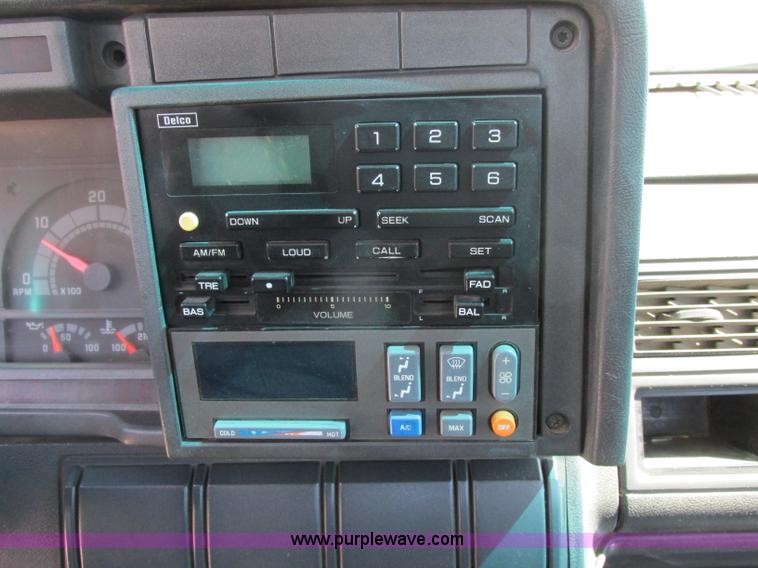 image for item D3953 1998 Chevrolet C6500 truck cab and chassis