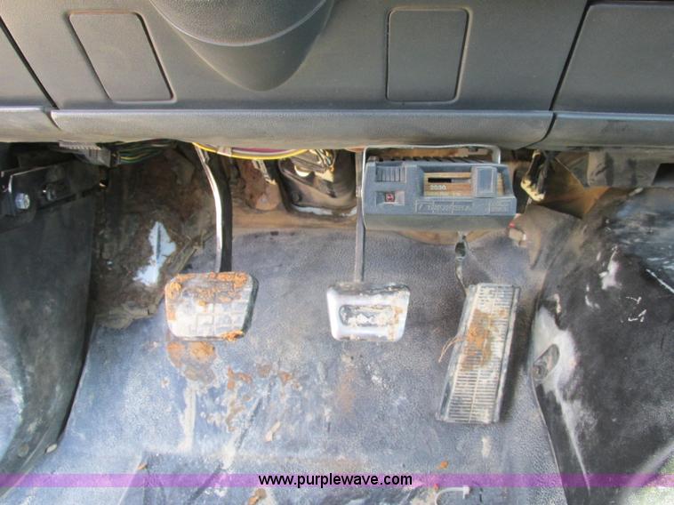 image for item D3953 1998 Chevrolet C6500 truck cab and chassis