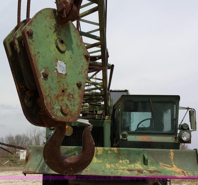 image for item D3960 American 2380 20 ton military crane