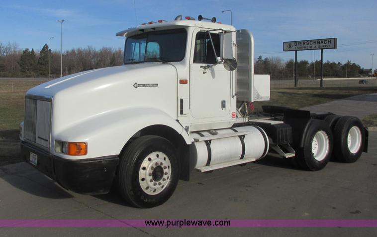 image for item E5450 1995 International 9400 semi truck