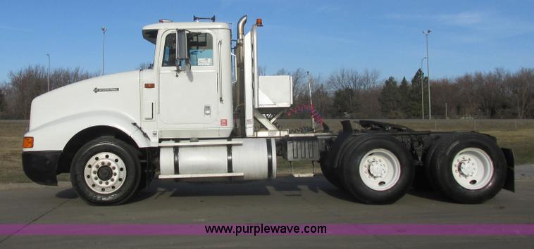 image for item E5450 1995 International 9400 semi truck