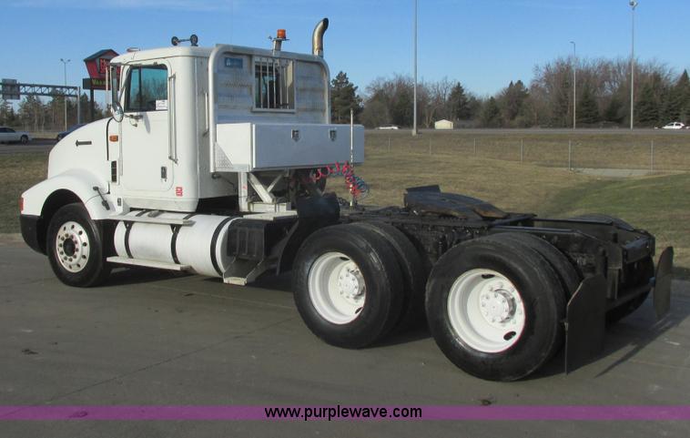 image for item E5450 1995 International 9400 semi truck