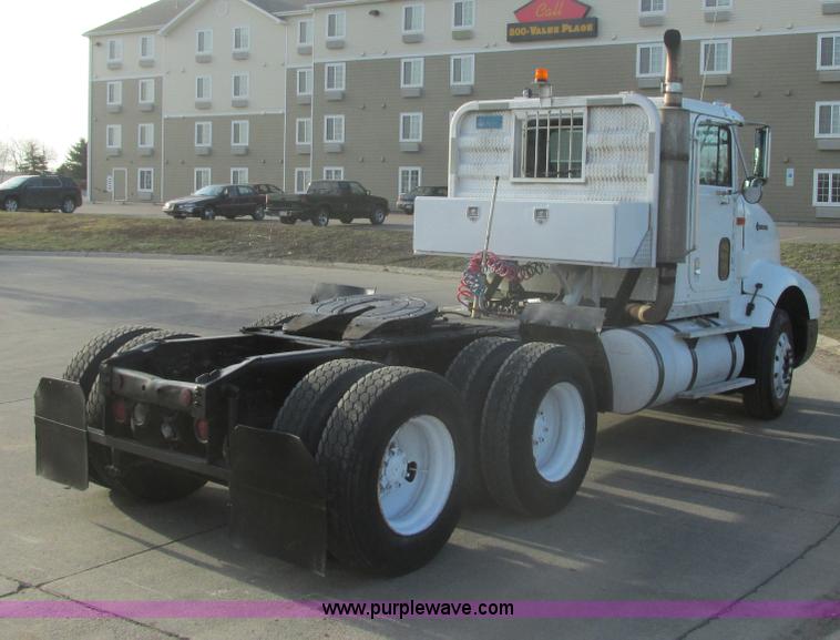 image for item E5450 1995 International 9400 semi truck