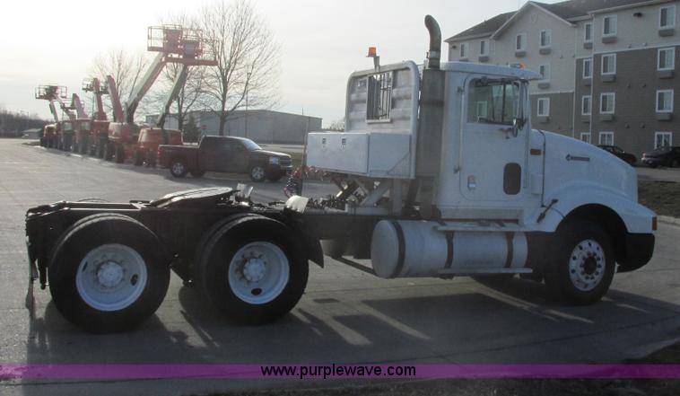 image for item E5450 1995 International 9400 semi truck