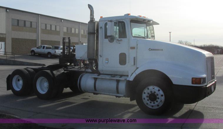 image for item E5450 1995 International 9400 semi truck