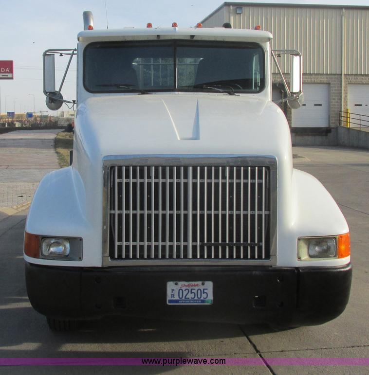image for item E5450 1995 International 9400 semi truck