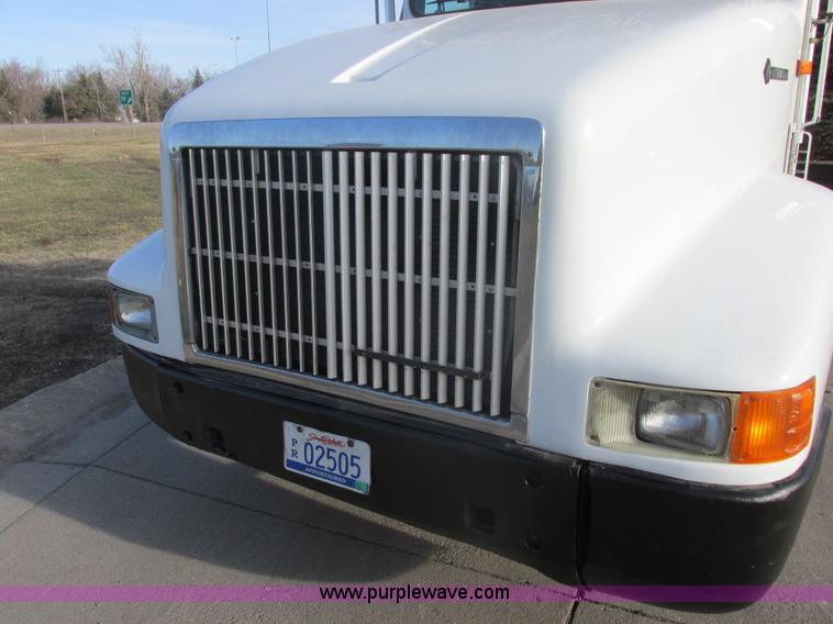 image for item E5450 1995 International 9400 semi truck