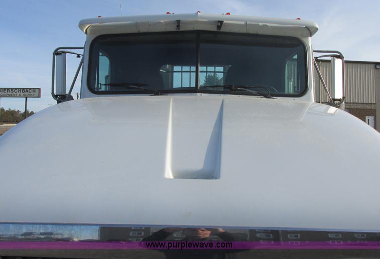image for item E5450 1995 International 9400 semi truck