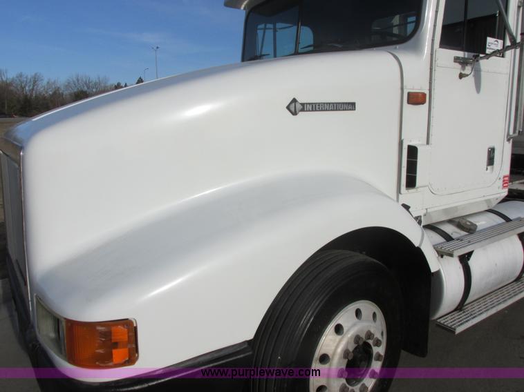 image for item E5450 1995 International 9400 semi truck