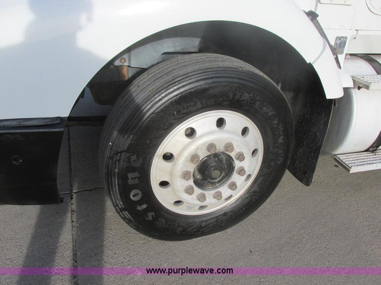 image for item E5450 1995 International 9400 semi truck