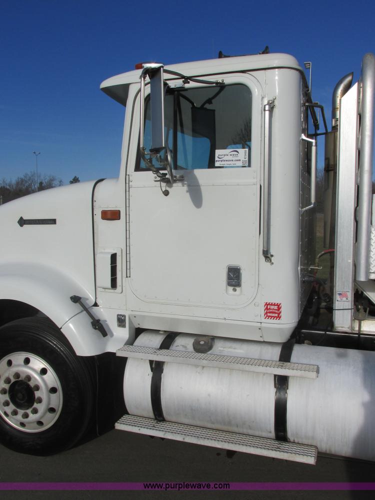 image for item E5450 1995 International 9400 semi truck