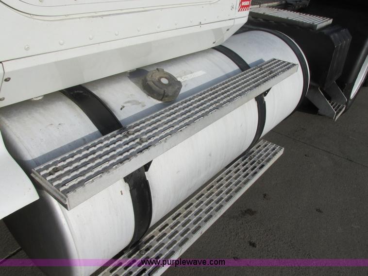 image for item E5450 1995 International 9400 semi truck