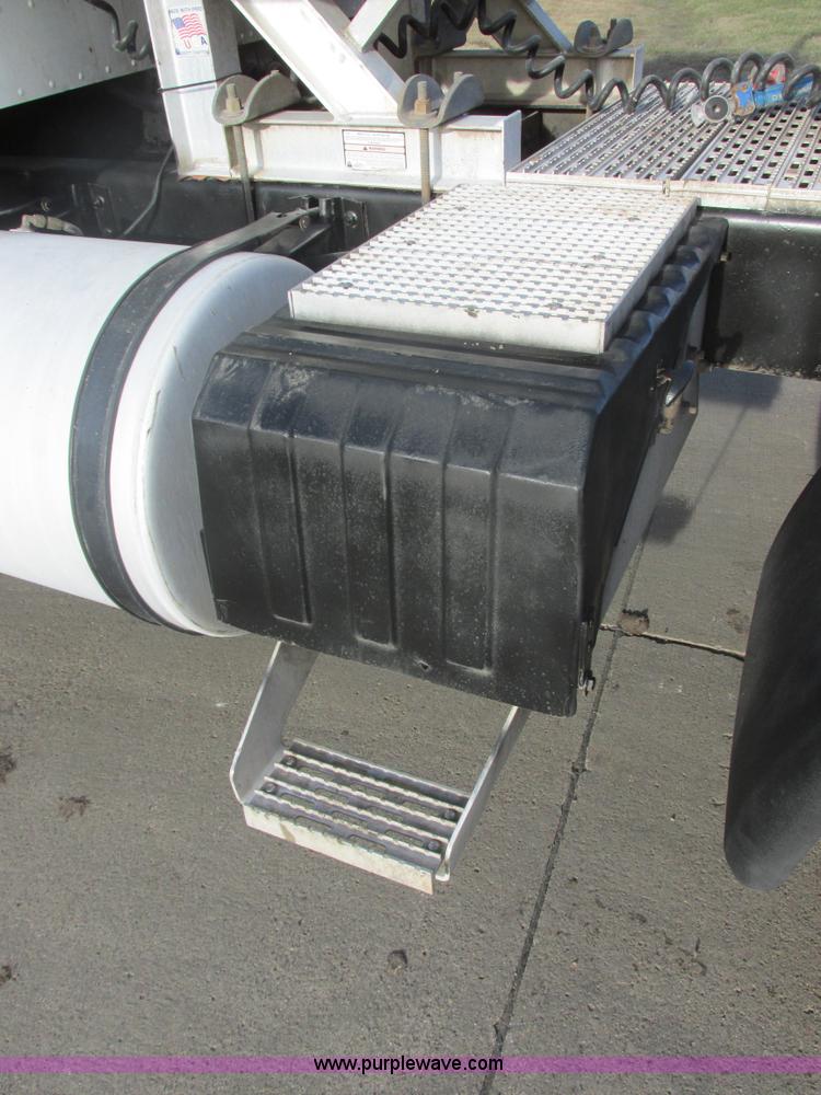 image for item E5450 1995 International 9400 semi truck