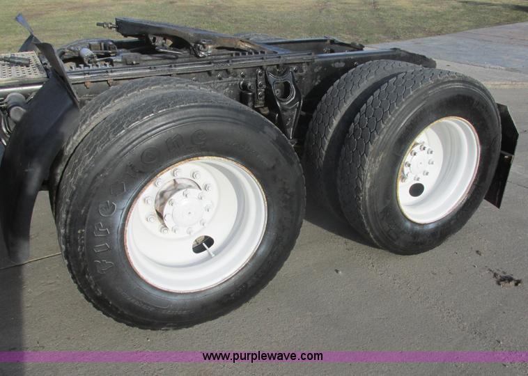 image for item E5450 1995 International 9400 semi truck