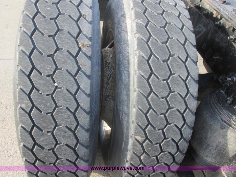 image for item E5450 1995 International 9400 semi truck