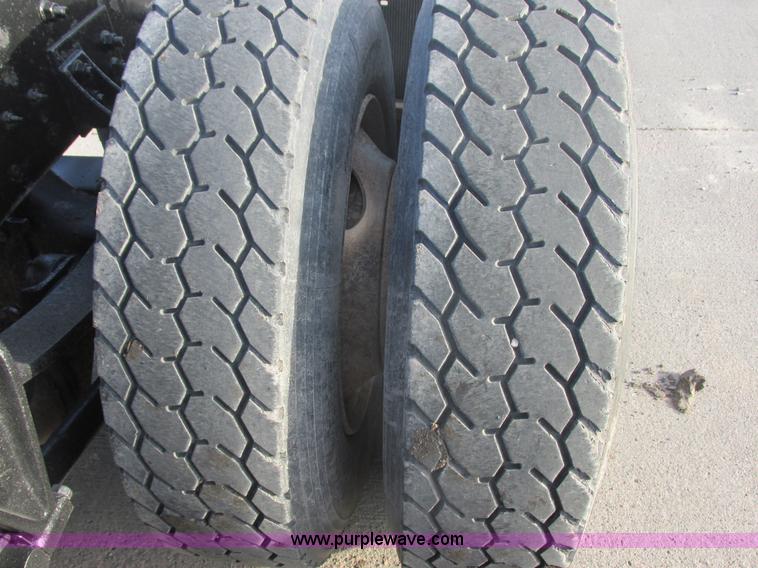 image for item E5450 1995 International 9400 semi truck