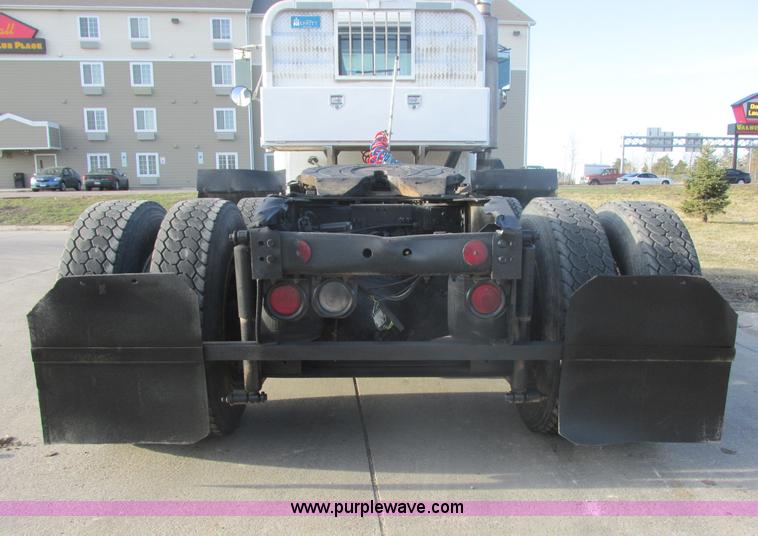 image for item E5450 1995 International 9400 semi truck