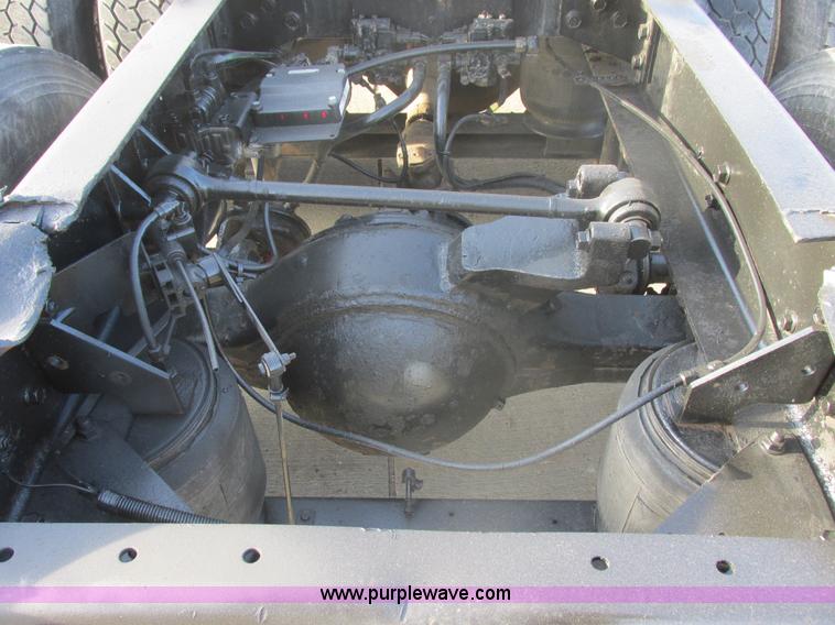 image for item E5450 1995 International 9400 semi truck