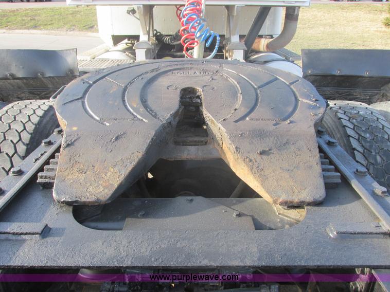 image for item E5450 1995 International 9400 semi truck