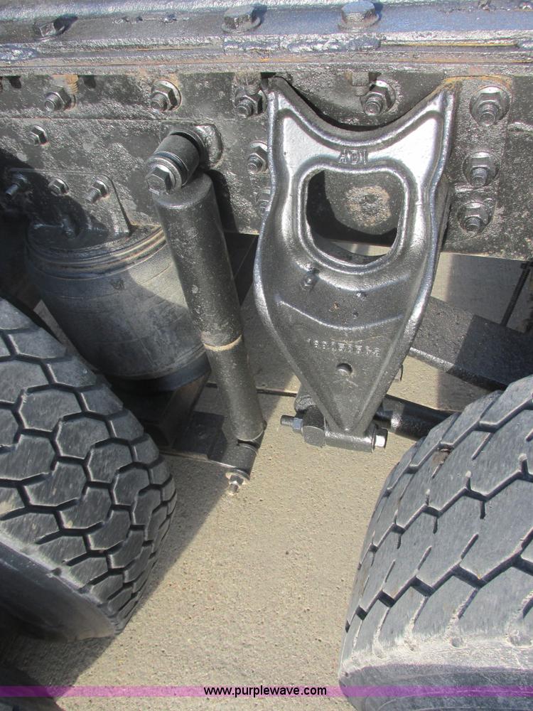 image for item E5450 1995 International 9400 semi truck