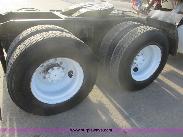 image for item E5450 1995 International 9400 semi truck