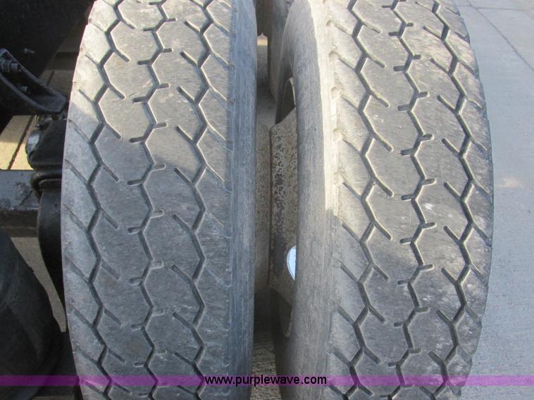 image for item E5450 1995 International 9400 semi truck