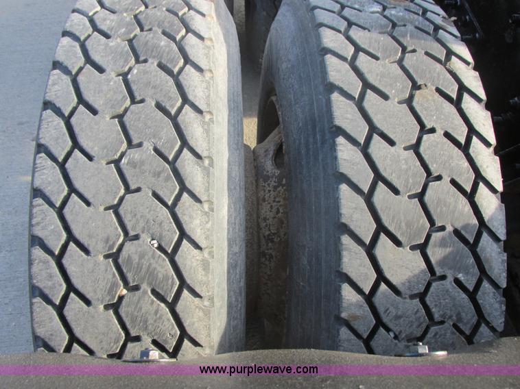 image for item E5450 1995 International 9400 semi truck