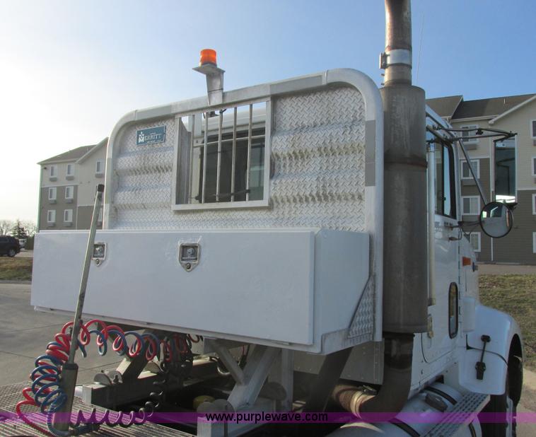 image for item E5450 1995 International 9400 semi truck