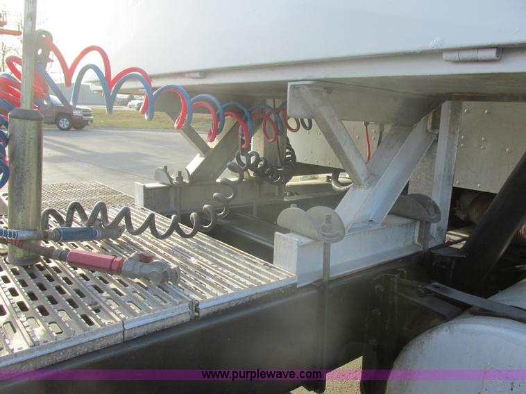 image for item E5450 1995 International 9400 semi truck