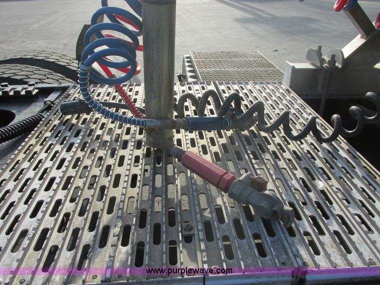 image for item E5450 1995 International 9400 semi truck