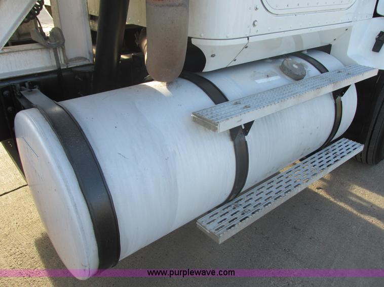 image for item E5450 1995 International 9400 semi truck