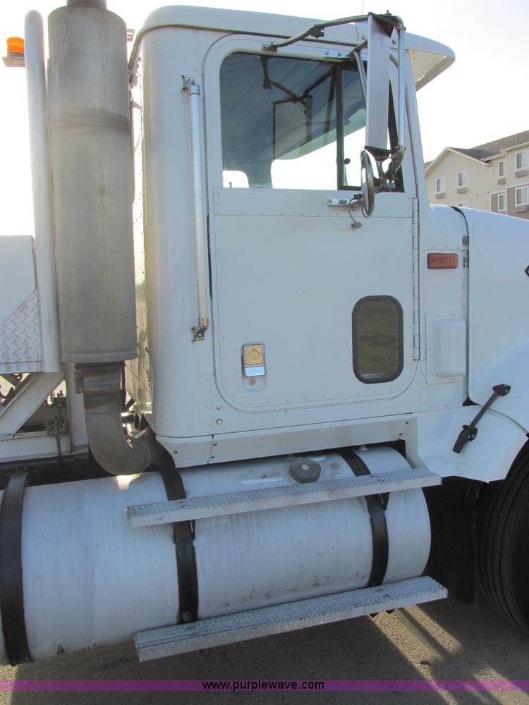 image for item E5450 1995 International 9400 semi truck