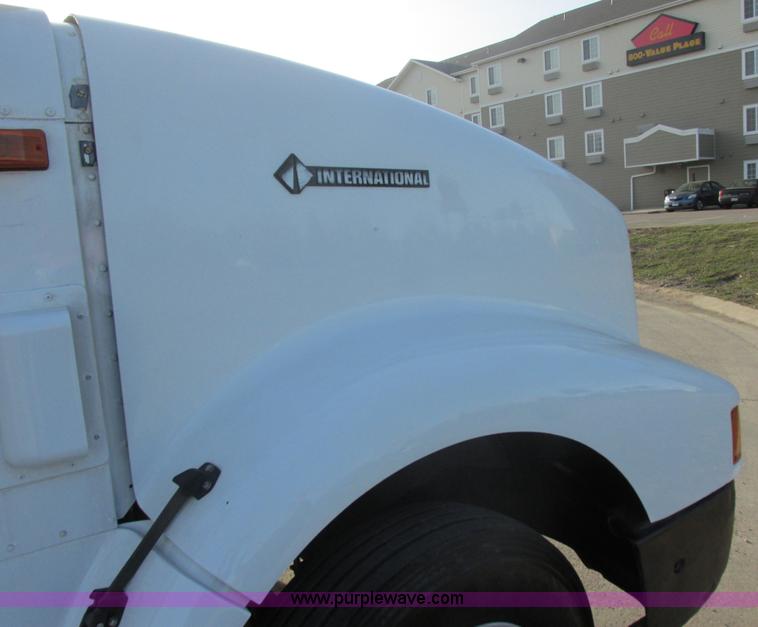 image for item E5450 1995 International 9400 semi truck