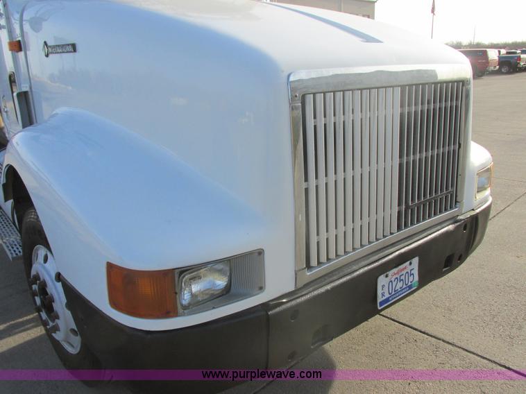 image for item E5450 1995 International 9400 semi truck