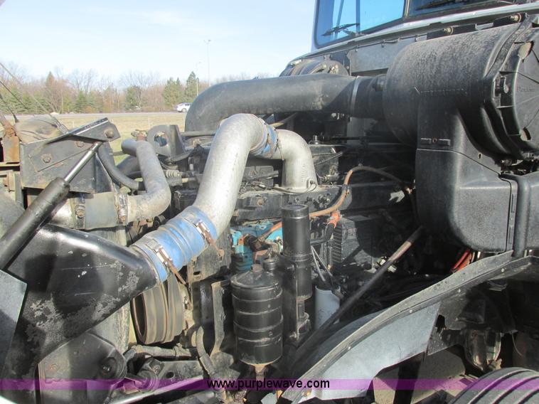 image for item E5450 1995 International 9400 semi truck