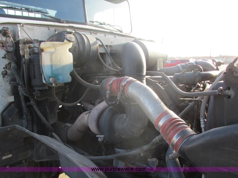 image for item E5450 1995 International 9400 semi truck