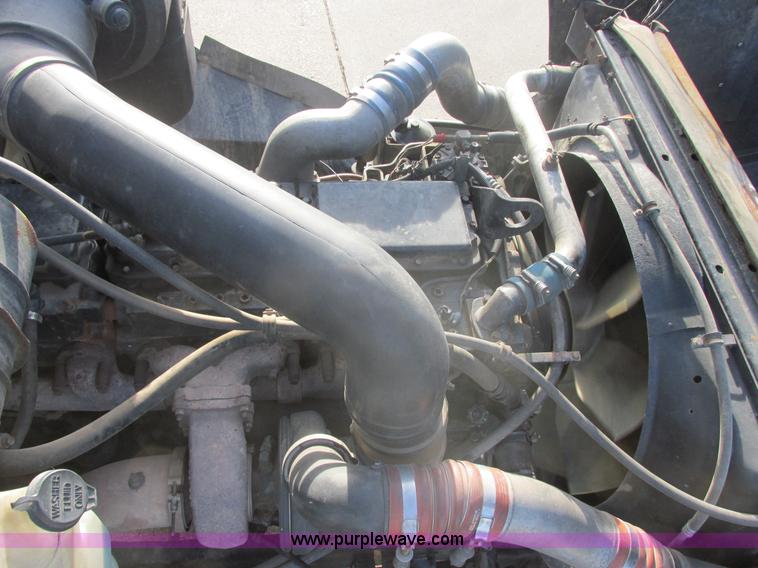 image for item E5450 1995 International 9400 semi truck