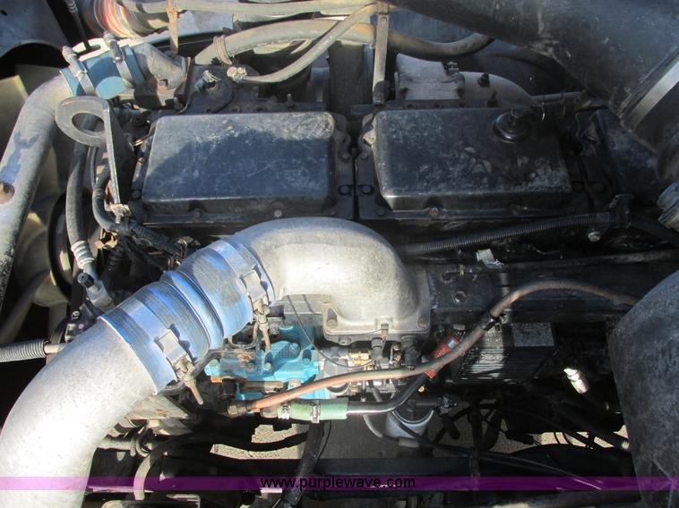 image for item E5450 1995 International 9400 semi truck