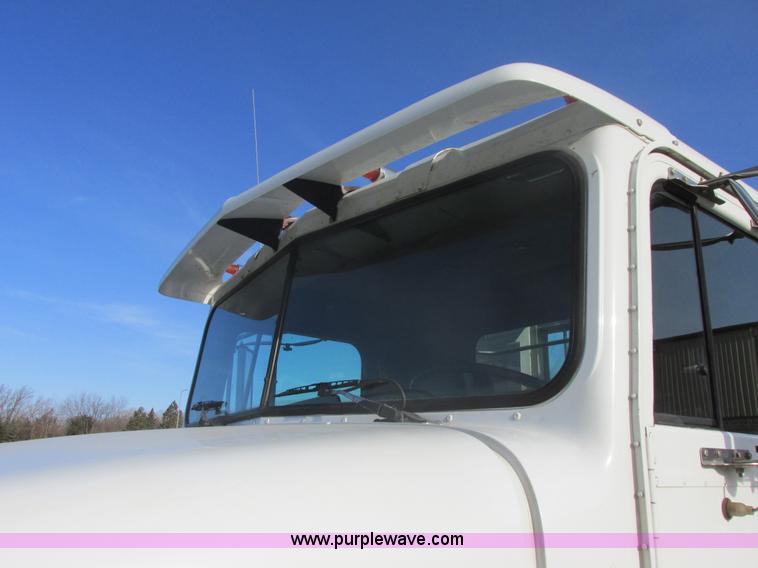 image for item E5450 1995 International 9400 semi truck